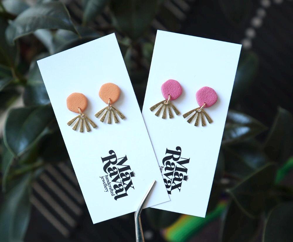 Ohrstecker Mit Messing Anhänger, Handgemachte Statement Ohrringe Aus Polymer Ton, Geschenk Für Freundin, Himbeere, Muttertag von maxravalcrafts