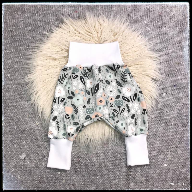 Pumphose Baby Mädchen Blumen Mint Weiß French Terry Sommersweat Puderrosa Blumenwiese Sommer Mädchenhose Schlicht Frühling Bequem Windelpopo von mazeixx
