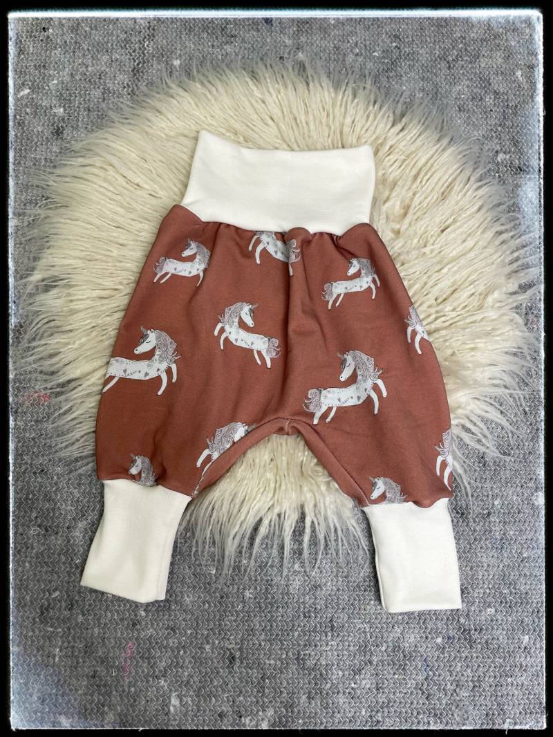 Pumphose Baby Mädchen French Terry Einhorn Sweat Altrosa Weiß „Unicorn Beauty" Mitwachshose Schlicht Bequem Windelpopo Krabbeln Herbst von mazeixx