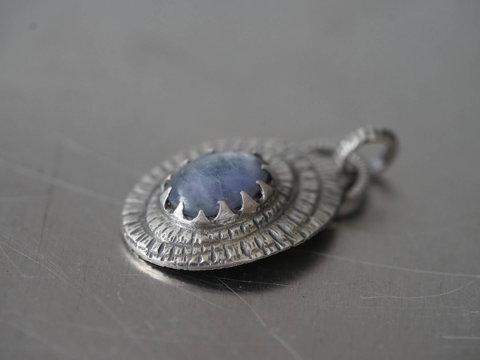 Handgemachte Sterling Silber Tansanit Anhänger Strukturierte Handwerker Schmuck von mazuloujewellery