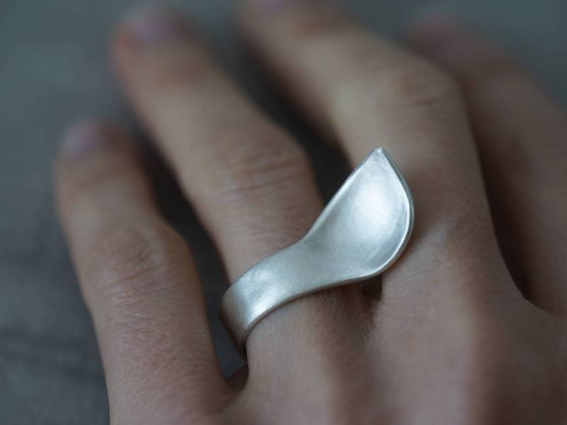 Handgemachter Blatt-Ring Aus 925Er Silber Modernist Statement-Schmuck, Größe 17, 5 cm von mazuloujewellery