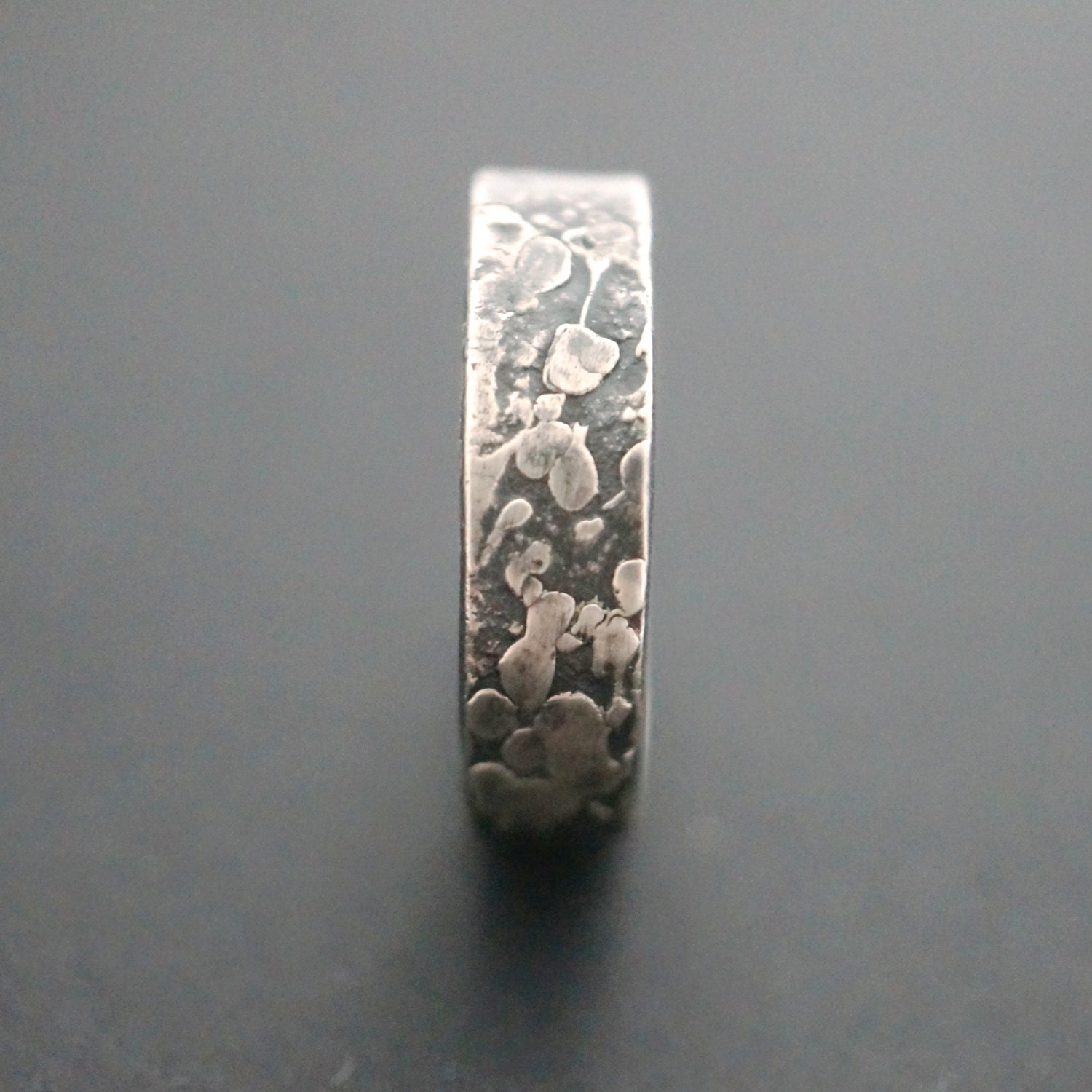 Oxidierter Silber-Ring Mit Abstraktem Blumenmuster, Unisex Band, Größe 12.25 von mazuloujewellery