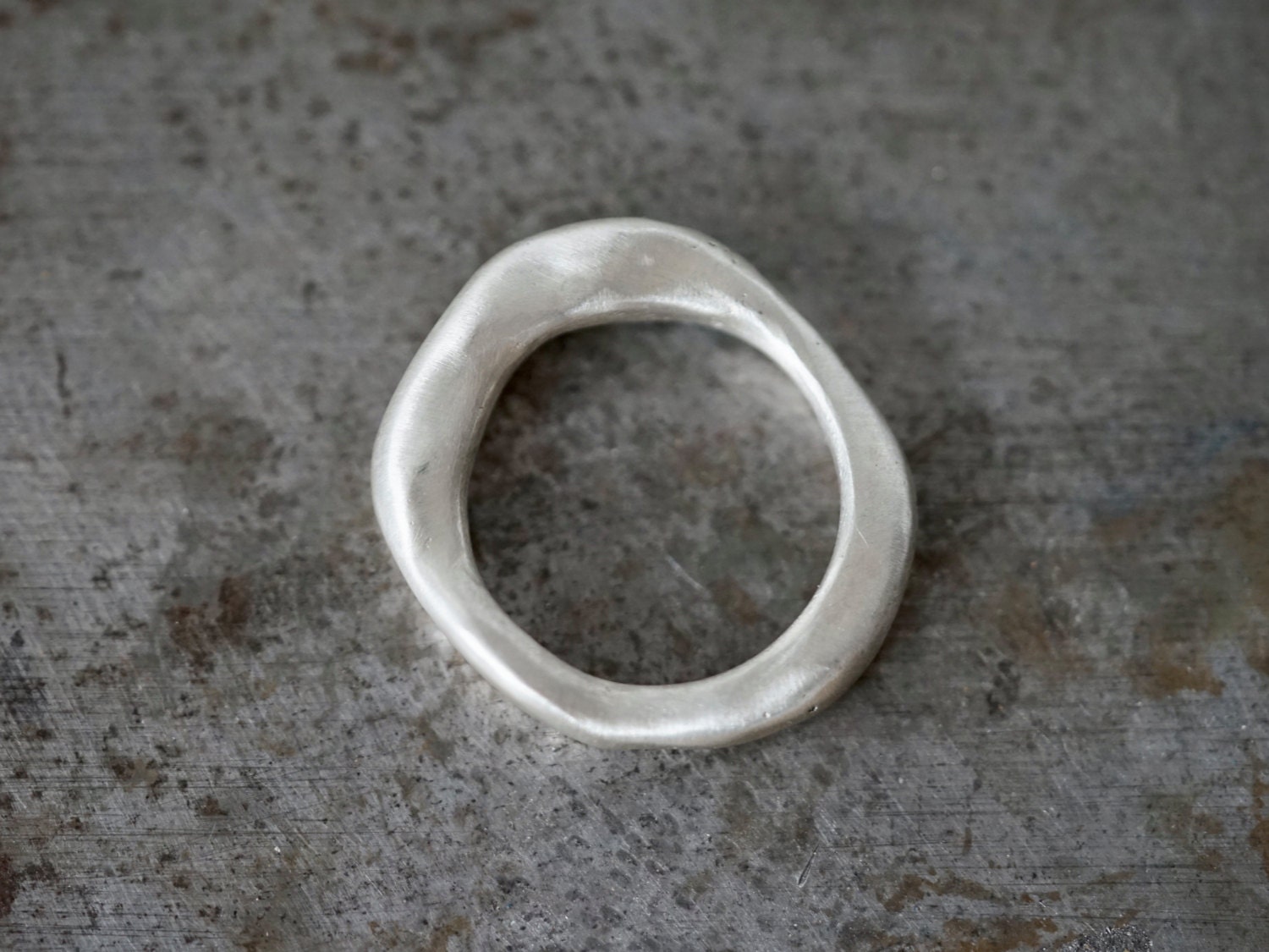 Recycelter Sterling Silber Ring, Handgefertigt, Größe 17.5, Organisch Fließendes Band von mazuloujewellery