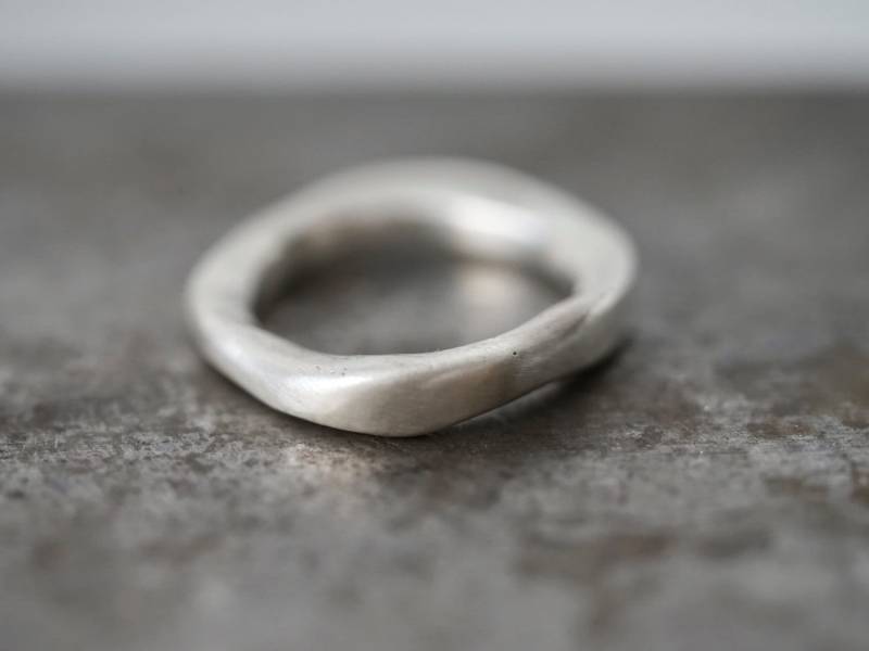 Recycelter Sterlingsilber-Ring Organisch Fließendes Band, Größe 9.75 von mazuloujewellery