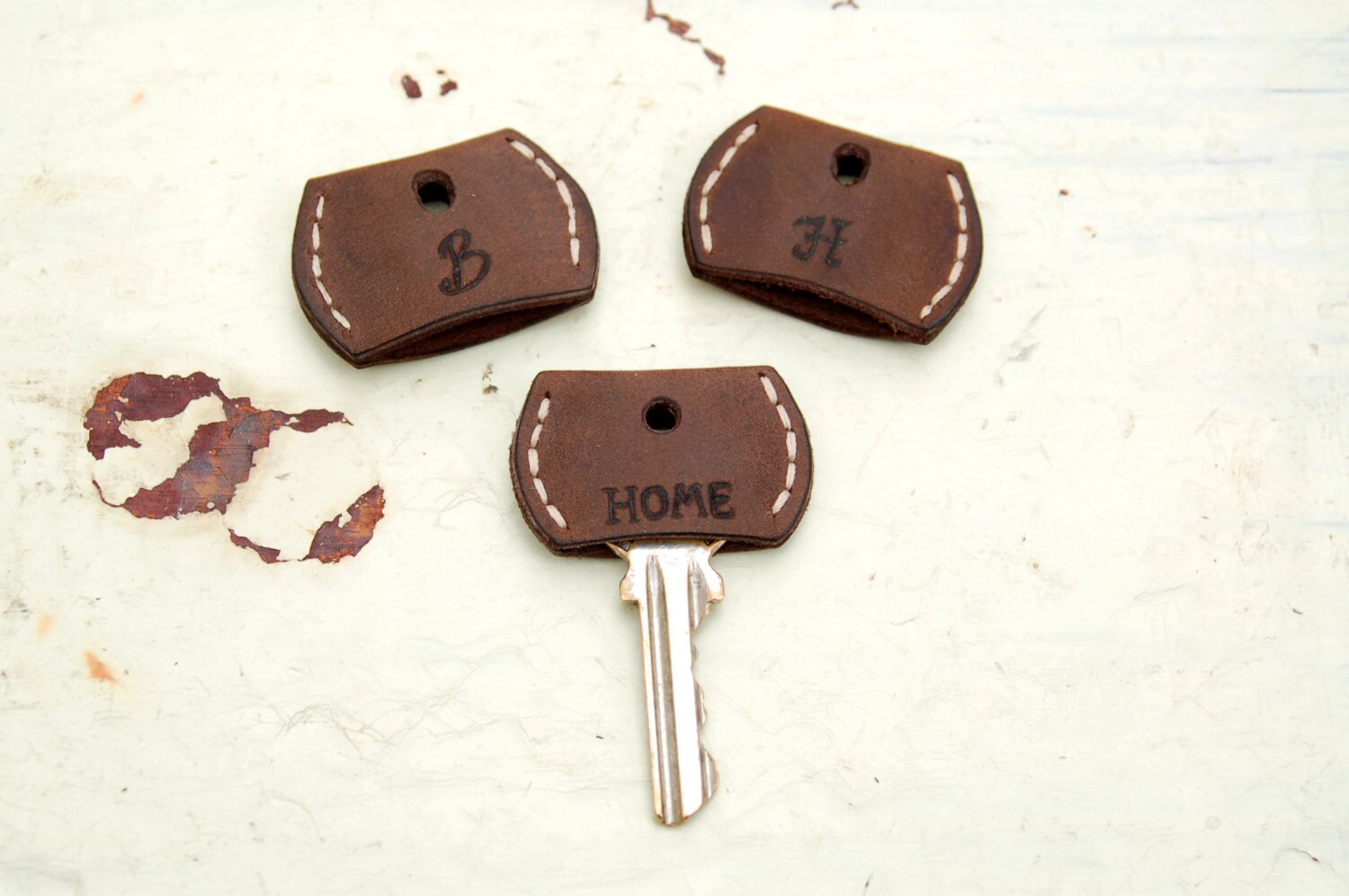 Personalisierte 3Er-Set-Leder-Schlüsselabdeckung-Schlüssel-Topper-Schlüsselkappe Personalisierte 3Er-Set-Leder-Schlüsselabdeckung-Schlüssel-Topper-Schlüsselkappe von mbgleather