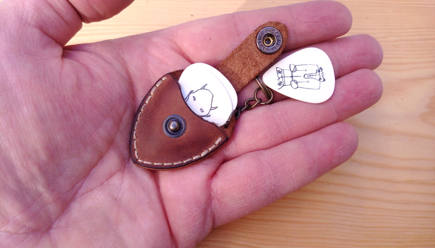 Personalisierter Leder Plektrum Halter Mit Initialen - Schlüsselanhänger Vatertagsgeschenk, Brieftasche, Etui Personalisierter Leder Plektrum Halter Mit Initialen - Schlüsselanhänger Vatertagsgeschenk, Brieftasche, Etui von mbgleather