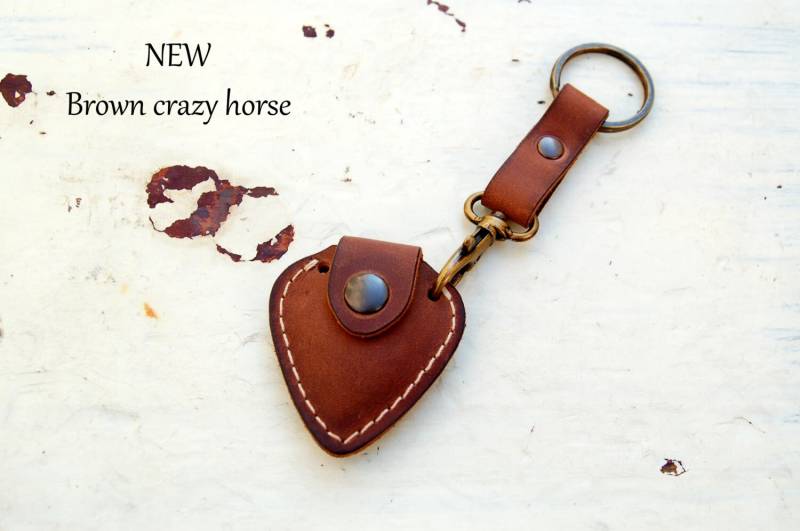 Personalisierter Plektrumhalter Aus Leder Mit Initialen Und Schlüsselanhänger - Geschenk Zum Vatertag Personalisierter Plektrumhalter Aus Leder Mit Initialen Und Schlüsselanhänger - Geschenk Zum Vatertag von mbgleather