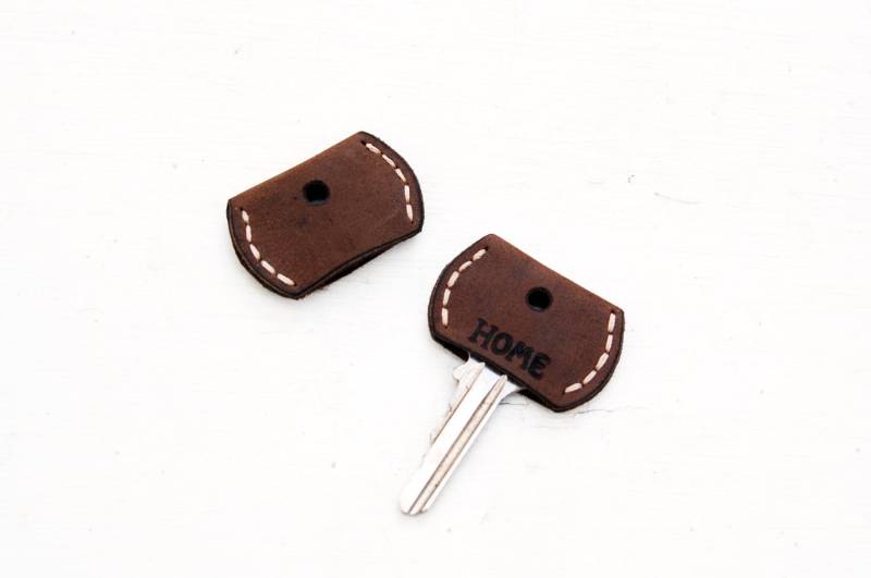 Personalisiertes Set Aus Zwei Leder-Schlüsselabdeckung -Schlüssel-Topper -Schlüsselkappe Personalisiertes Set Aus Zwei Leder-Schlüsselabdeckung -Schlüssel-Topper -Schlüsselkappe von mbgleather