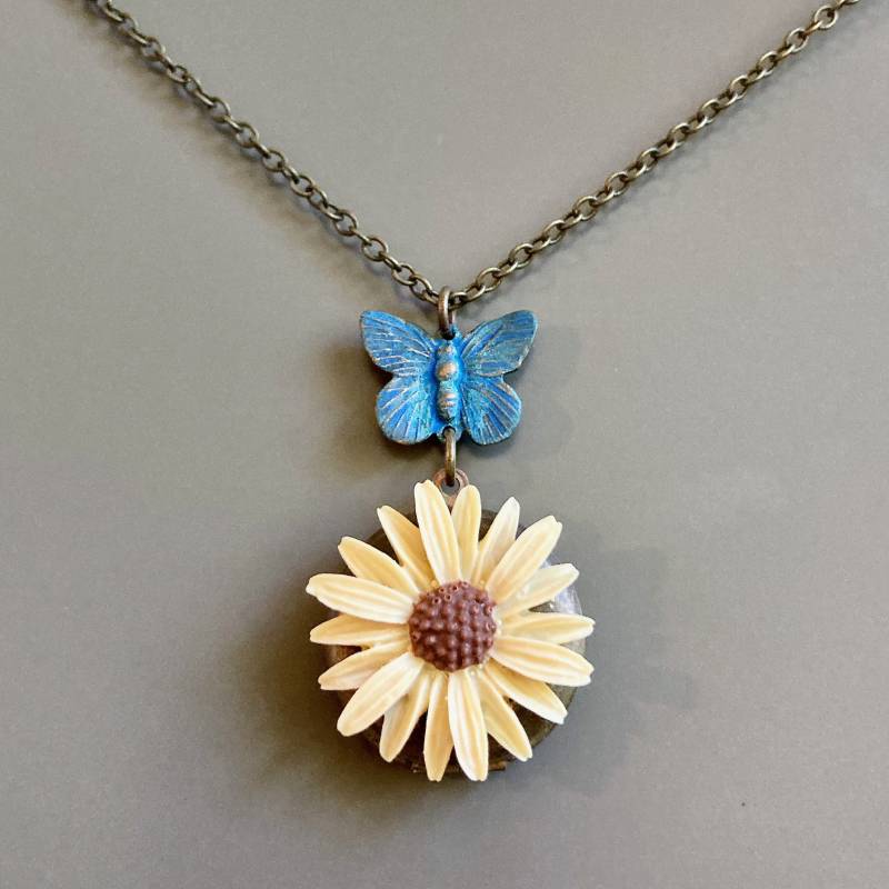 Daisy Schmetterling Medaillon Halskette - Creme Gänseblümchen Halskette, Messing Blumen Schmuck, Natur Floral Schmuck von mcstoneworks