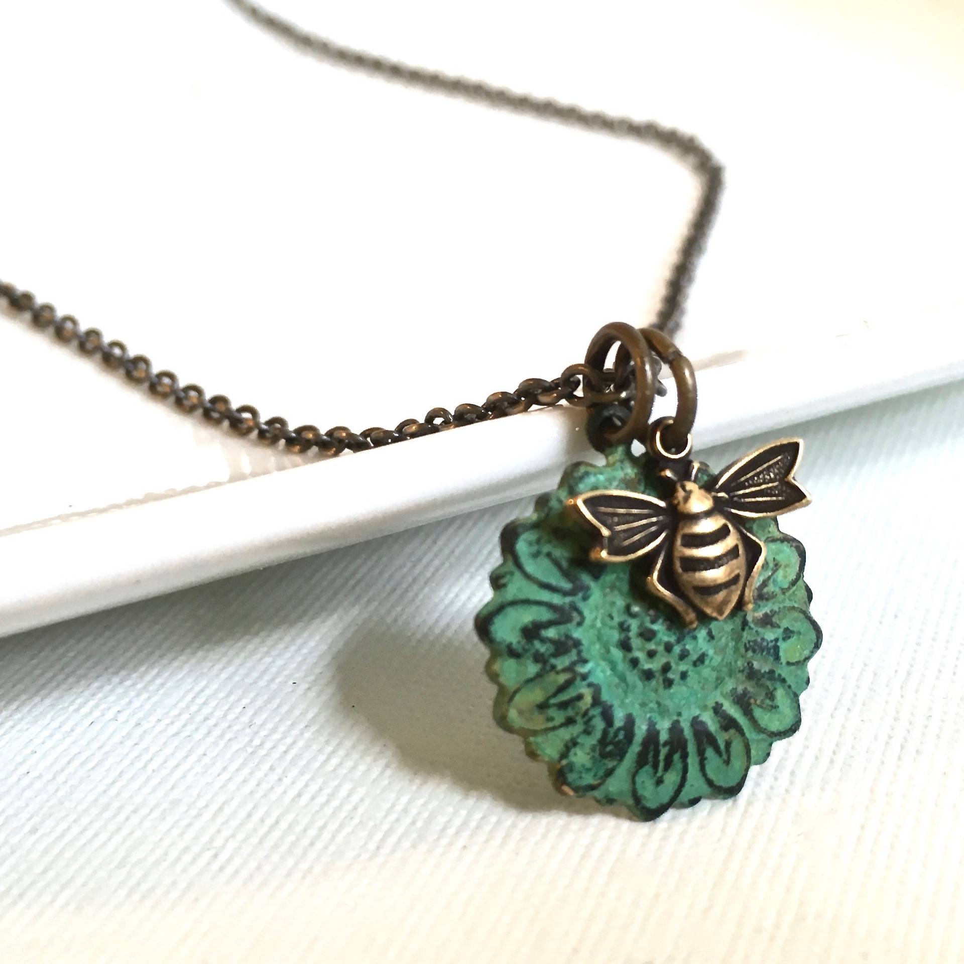 Kleine Sonnenblume Halskette - Biene Halskette, Blumen Schmuck, Florale Natur Bienen Minimalist Garten von mcstoneworks