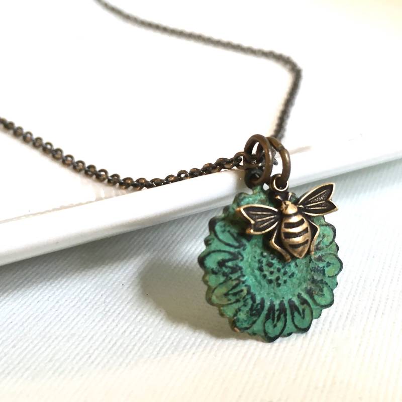 Kleine Sonnenblume Halskette - Biene Halskette, Blumen Schmuck, Florale Natur Bienen Minimalist Garten von mcstoneworks