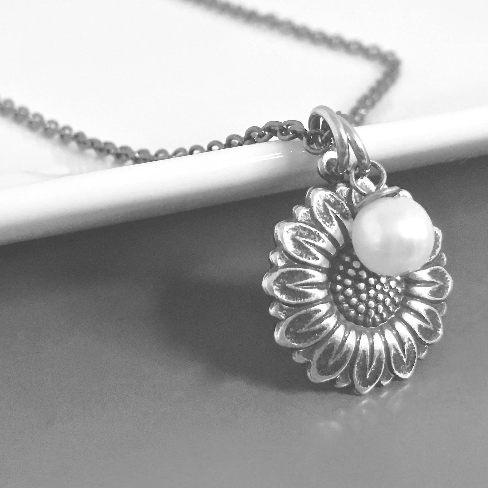 Kleine Sonnenblume Halskette - Perlen Halskette, Blumen Schmuck, Natur Brautjungfer Geschenk Für Frau, Geburtstag von mcstoneworks