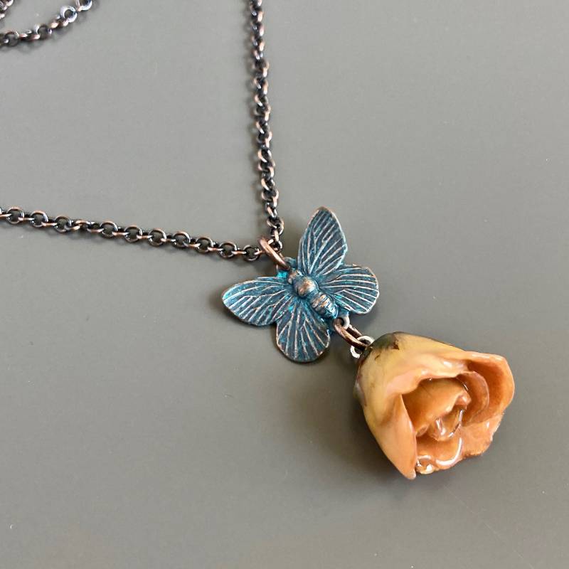 Pfirsich Und Sahne Echte Rosebud Halskette, Schmetterling Echte Blume Schmuck, Rosen Natur Botanisch, Geschenk Für Frau von mcstoneworks