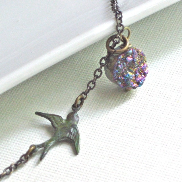 Titan Druzy Halskette - Anhänger, Verdigris Patina Vogel, Messing von mcstoneworks