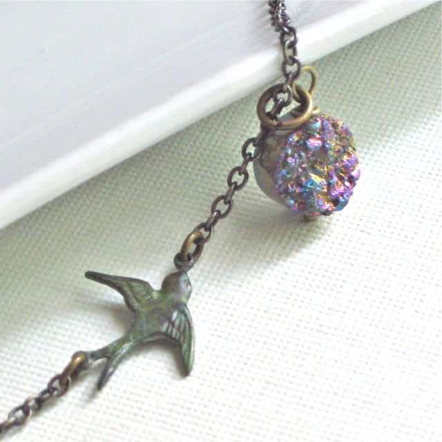 Titan Druzy Halskette - Anhänger, Verdigris Patina Vogel, Messing von mcstoneworks