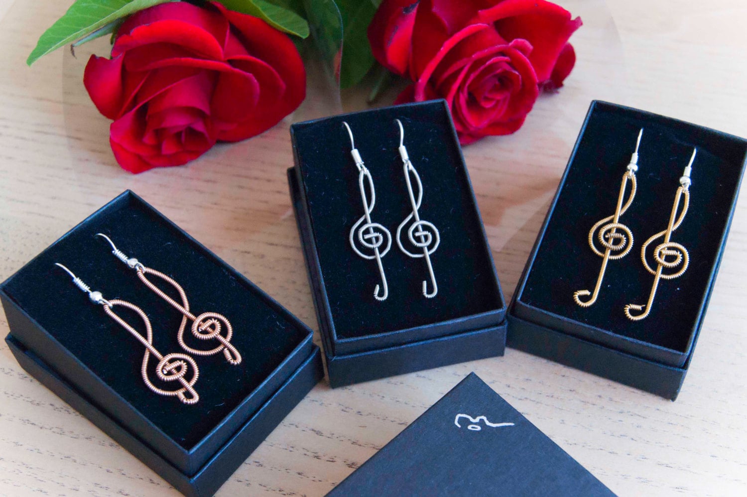Music Treble-Clef Tropfen Ohrringe, Handgefertigt Aus Recycelten Gitarrenbändern Music Treble-Clef Tropfen Ohrringe, Handgefertigt Aus Recycelten Gitarrenbändern von mctaggartstore