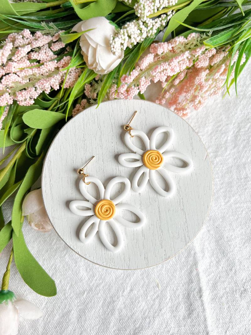 Gänseblümchen Gekritzel Ohrringe Aus Polymer Clay | Umrandete Daisy Dangles von mddesignsbylaura