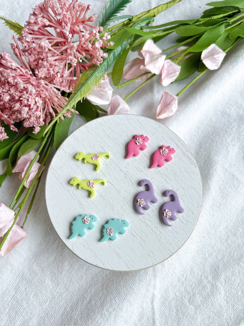 Helle Farbige Mini Dinosaurier Polymer Clay Ohrstecker | Kid von mddesignsbylaura