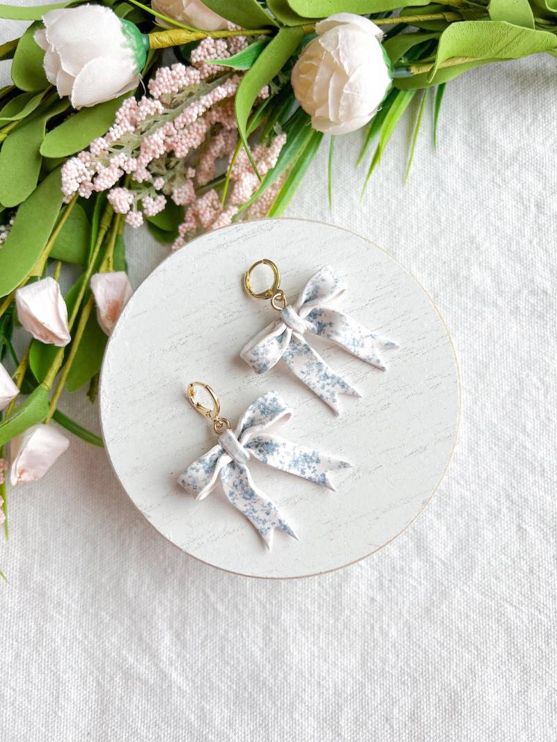 Taubenblaue Toile Coquette Schleife Ohrringe Aus Polymer Clay von mddesignsbylaura