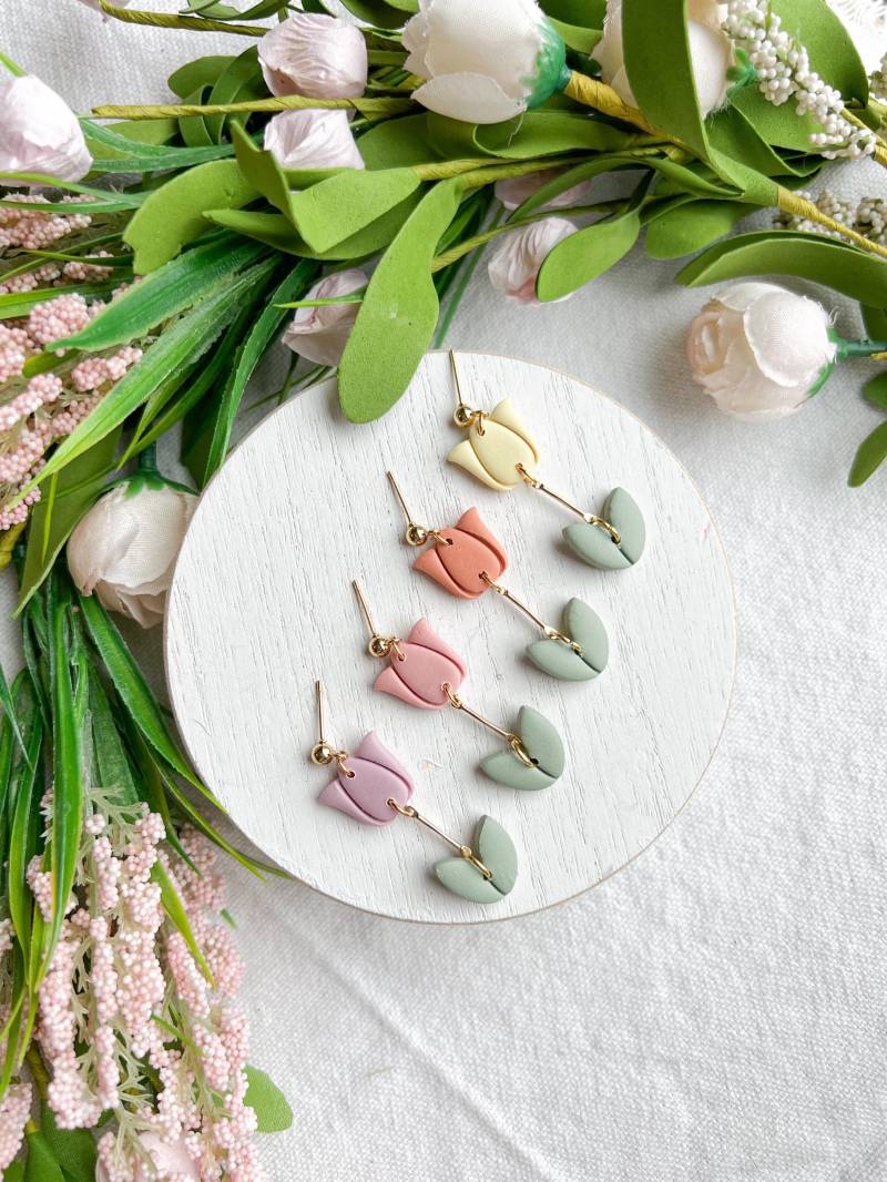 Pastellfarbene Tulpen-Ohrringe Handgemachte Ohrhänger Aus Polymer Clay von mddesignsbylaura