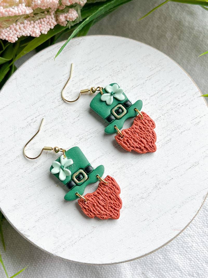 st. Patricks Day Kobold Hut Und Bart Ohrringe Aus Polymer Clay von mddesignsbylaura