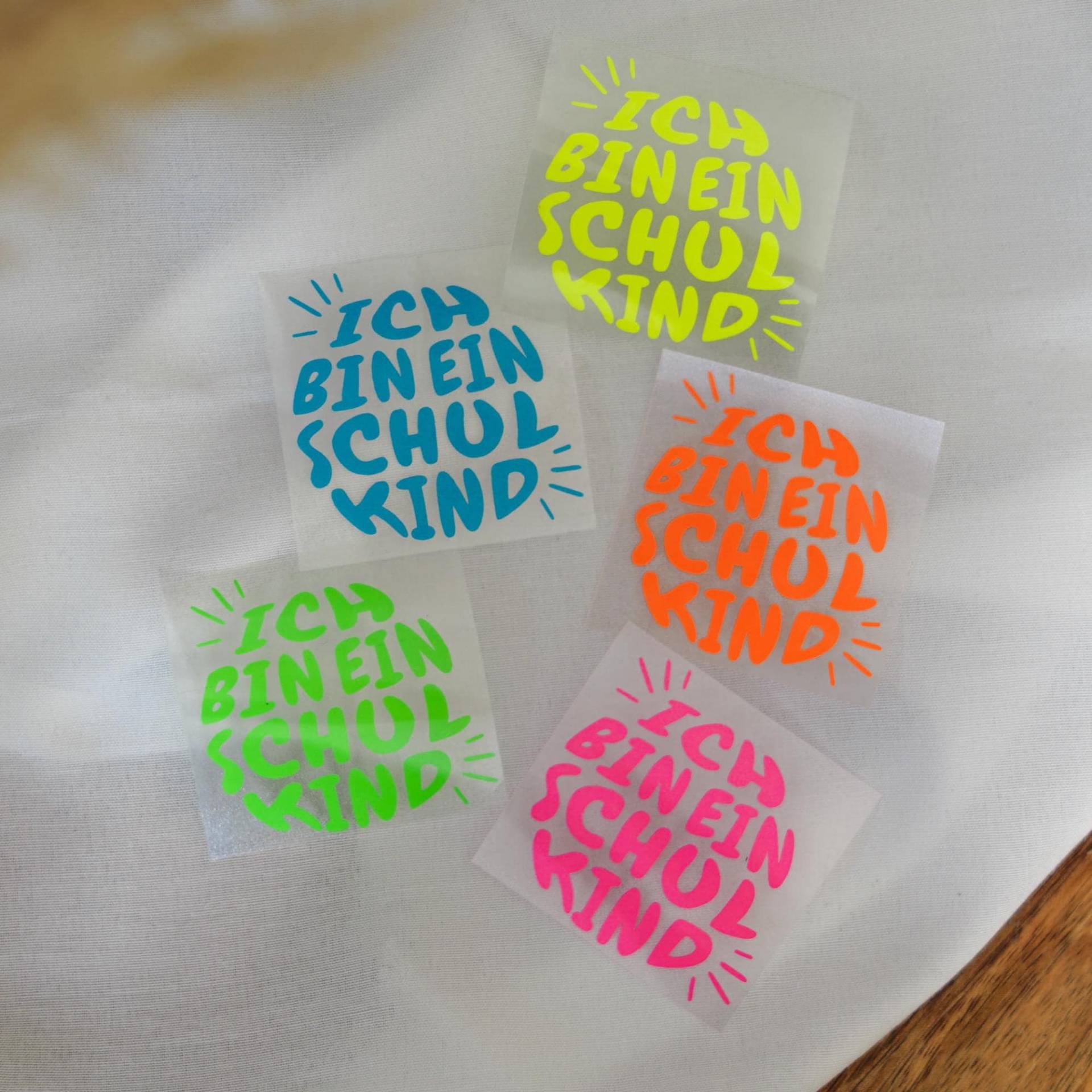 Bügelbild Aufnäher Patch Plott - Ich Bin Ein Schulkind | Spruch Schriftzug, Erstklässler Einschulung Geschenk Schulanfang 2025 Neon Farben von meandmystories