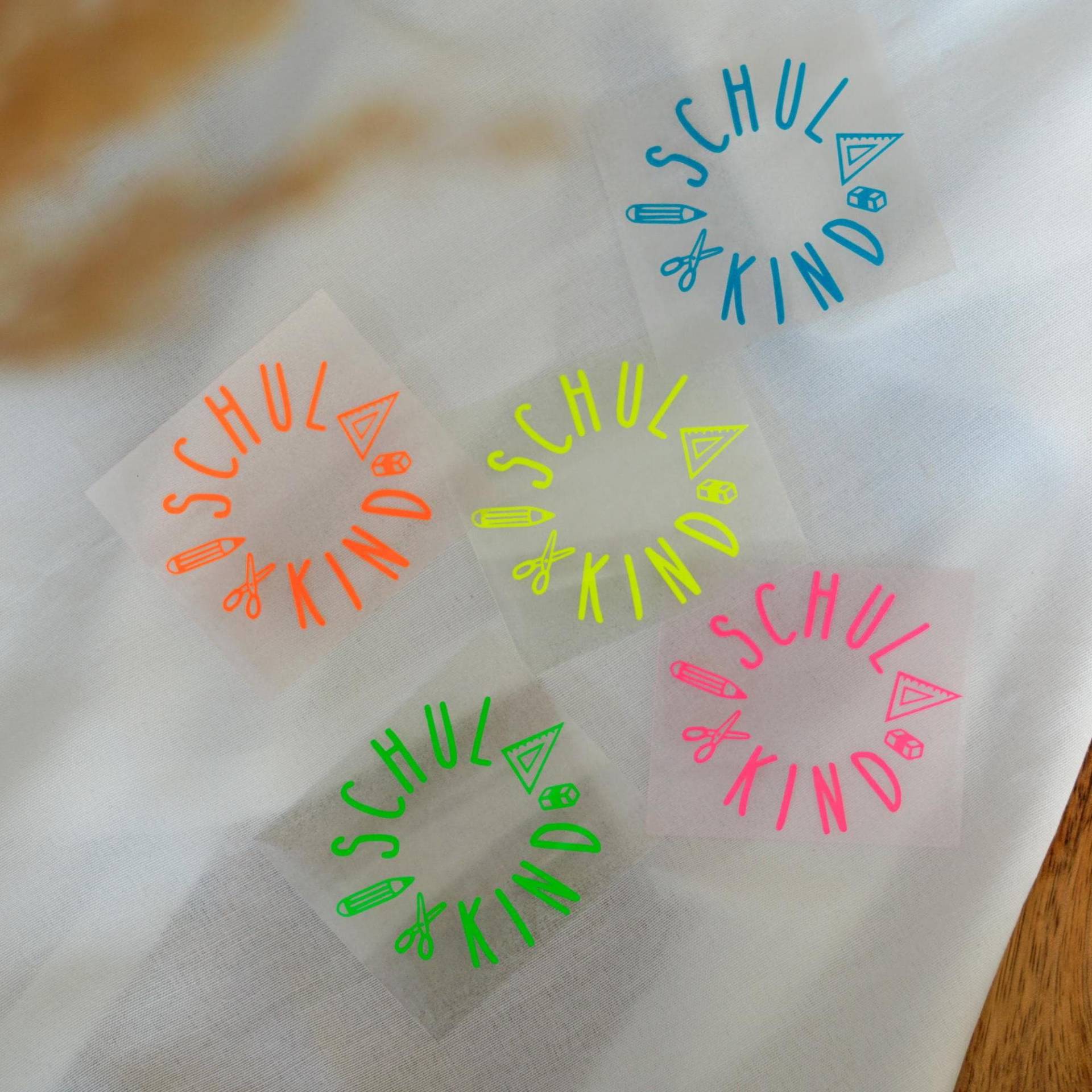 Bügelbild Aufnäher Patch Plott - Schulkind Schulsachen | Spruch Schriftzug, Erstklässler Einschulung Geschenk Schulanfang 2025 Neon Farben von meandmystories