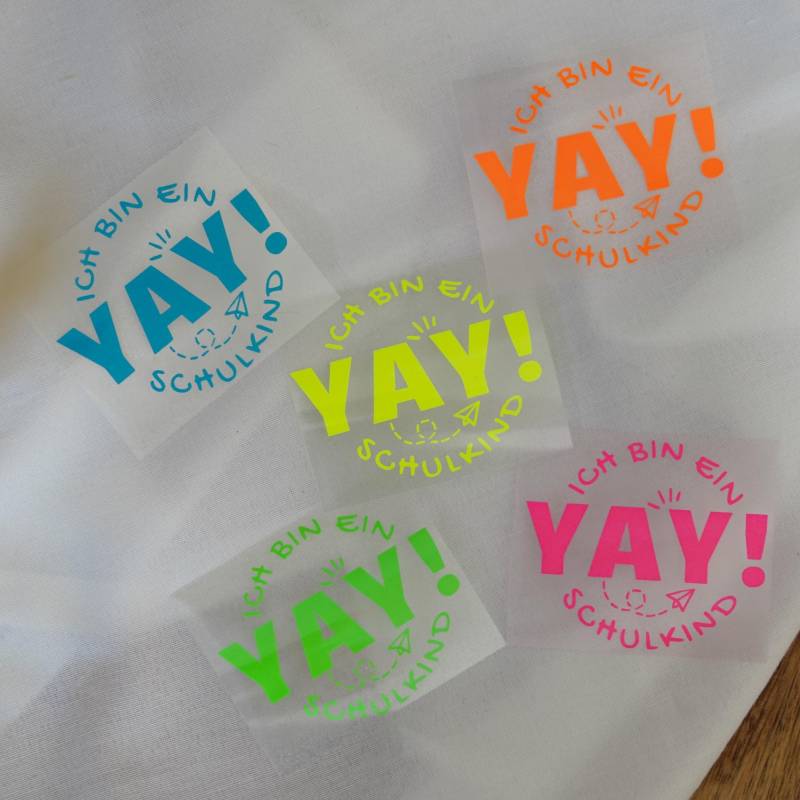 Bügelbild Aufnäher Patch Plott - Yay Ich Bin Ein Schulkind | Spruch Schriftzug Einschulung Geschenk Schulanfang 2025 Neon Farben von meandmystories