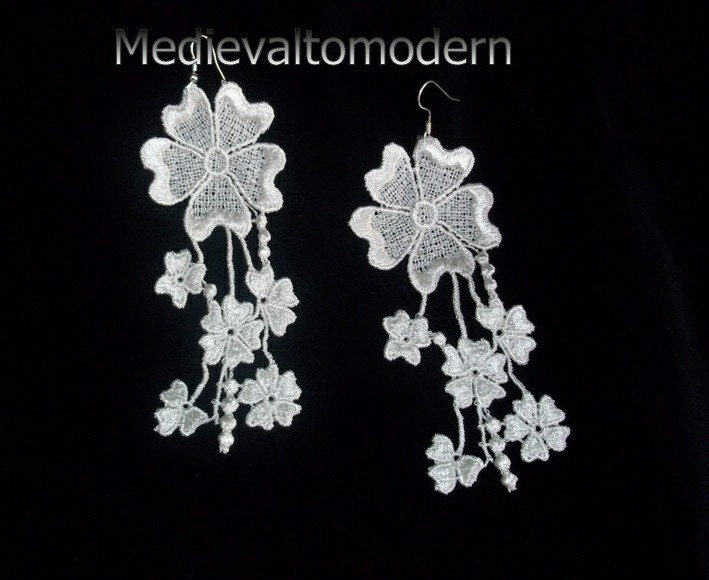 Ohrringe Ihrer Wahl Farbe in Lange Weiße Blume Tragbare Art-Design-Weiche Venise-Spitze-Victorian Country Western-Blumenkind-stil 1960 von medievaltomodern
