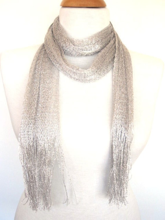 Silbrig-Weißen Schal/Zubehör Mit Fransen, Mode, Hochzeit, Muttertag, Geschenk Silbrig-Weißen Schal/Zubehör Mit Fransen, Mode, Hochzeit, Muttertag, Geschenk von mediterraneanlights