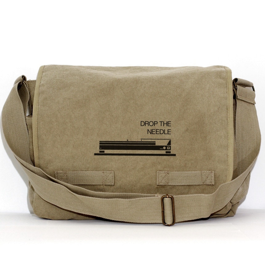 Khaki Canvas Messenger Bag Für Djs & Musikliebhaber | Passend 17" Laptop Plattenspieler Grafik "Drop The Needle" Vintage Style Tech Carry von mediumcontrol