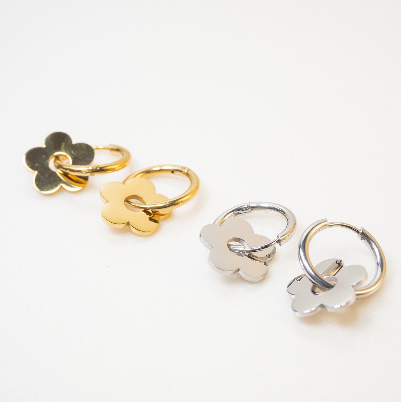 Niedliche Blumen Charm Creolen in Silber Oder Gold. Zierlich Und Minimal Für Den Alltag. Super Süsser Sommer Schmuck Niedliche Blumen Charm Creolen in Silber Oder Gold. Zierlich Und Minimal Für Den Alltag. Super Süsser Sommer Schmuck von meemostudio