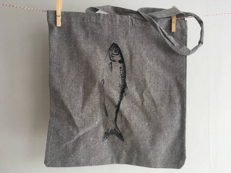 Handbedruckte Tasche Mit Hering Aus Recycelter Baumwolle von meerspurig