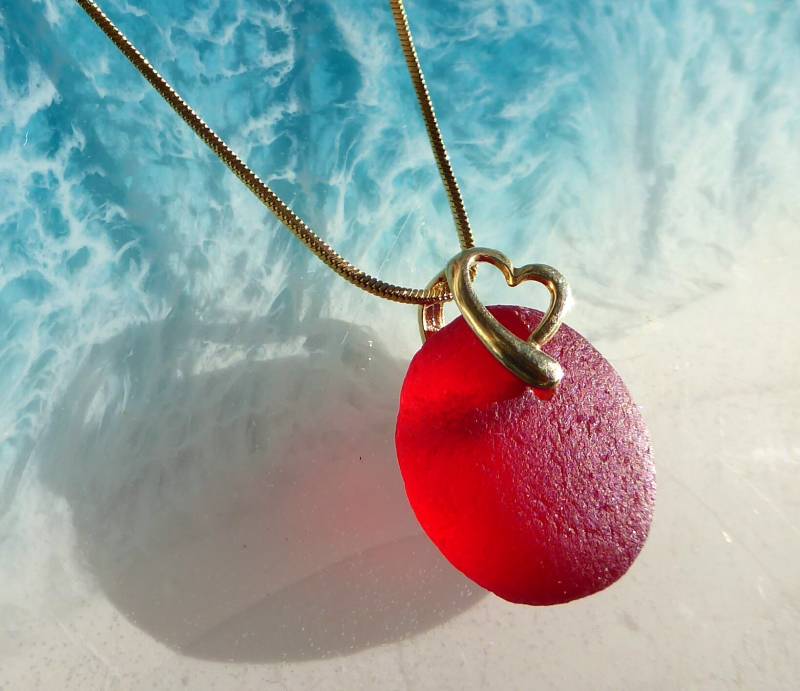 Anhänger Aus Besonderem Seeglas in Rot Mit Goldener Herzschlaufe von meersusedesign