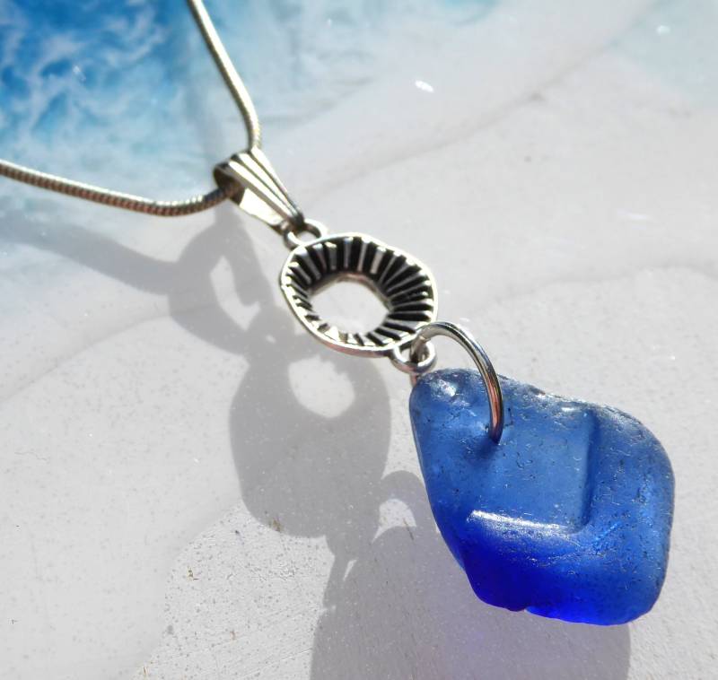 Anhänger Aus Blauem Seeglas Mit Relief Und Silberelement Anhänger Aus Blauem Seeglas Mit Relief Und Silberelement von meersusedesign