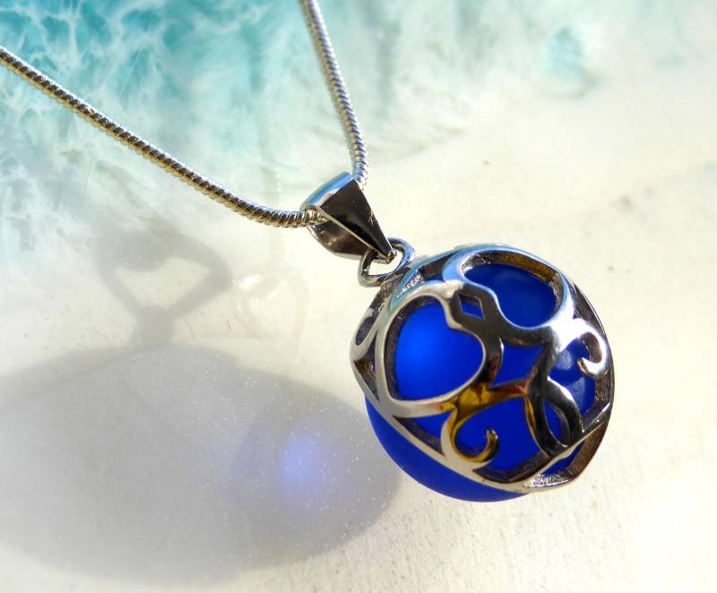 Anhänger Aus Einer Blauen Seeglaskugel in Halbrunder Sehr Besonderer 925-Er Silberfassung von meersusedesign