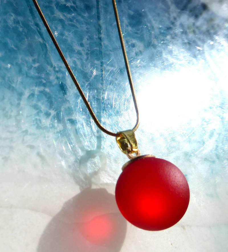 Anhänger Aus Einer Roten Seeglaskugel Mit Goldfarbender Schlaufe von meersusedesign
