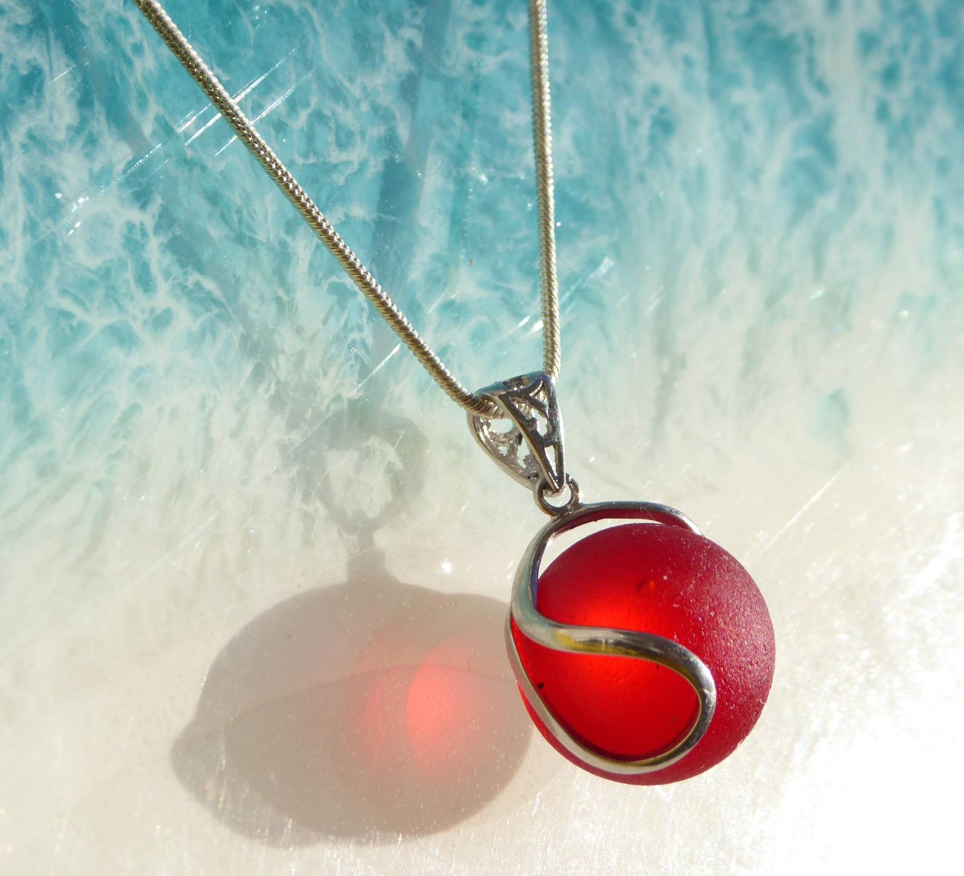 Anhänger Aus Einer Roten Seeglaskugel in Besonderer 925-Er Silberfassung von meersusedesign