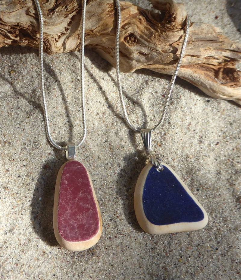 Anhänger Aus Einer Seekeramikscherbe in Verschieden Farben Mit Silberfarbender Schlaufe von meersusedesign