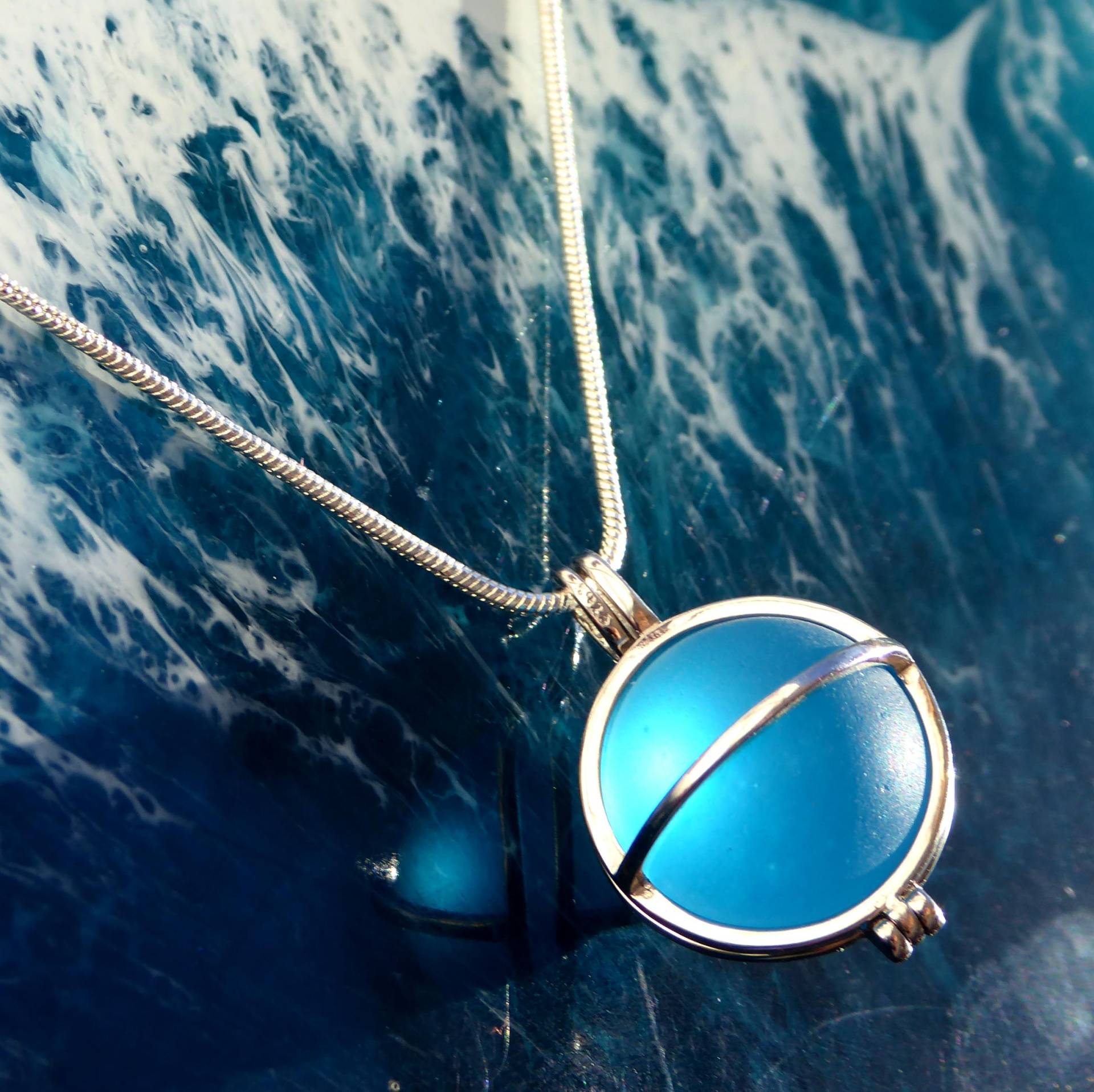 Anhänger Aus Einer Türkisen Seeglaskugel in Besonderer 925-Er Silberfassung von meersusedesign