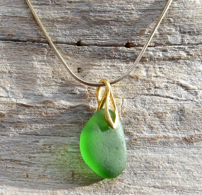 Anhänger Aus Grünem Seeglas Mit Vergoldeter Schlaufe von meersusedesign