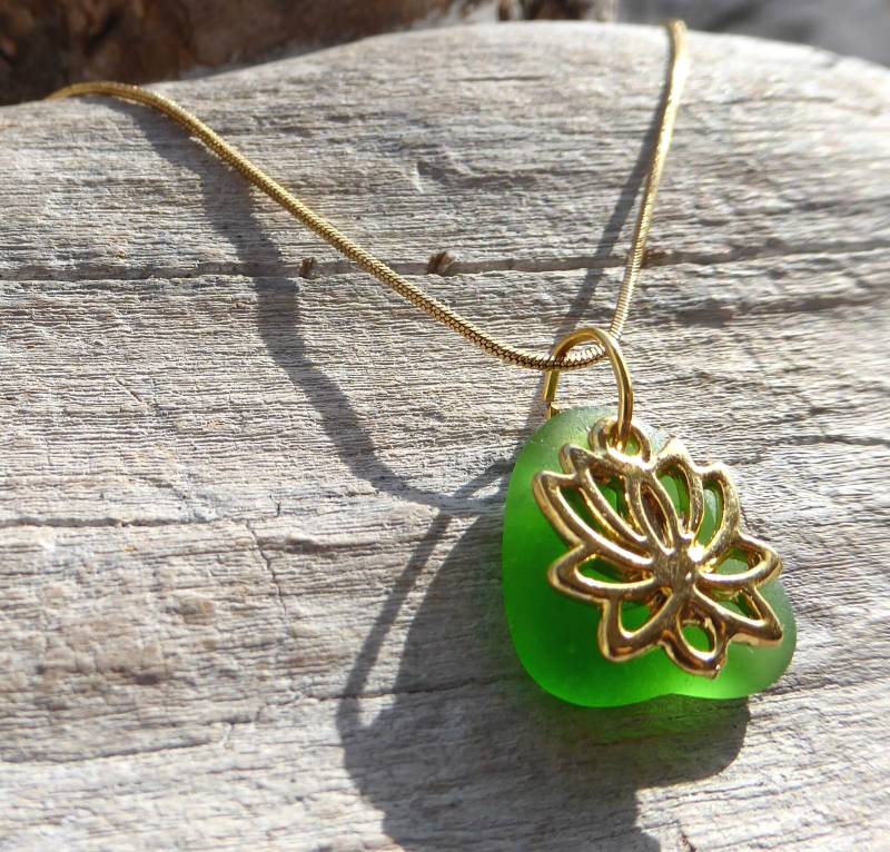 Anhänger Aus Grünem Seeglas Und Goldfarbener Spirale von meersusedesign