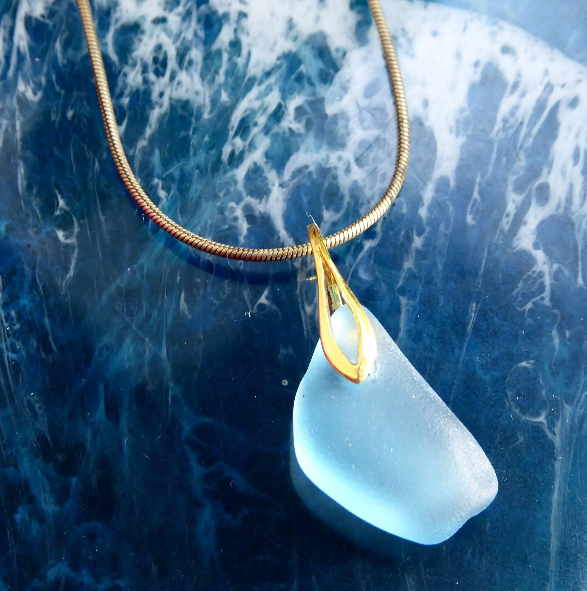 Anhänger Aus Hellblauem Seeglas | Himmelblau Mit Schlaufe Vergoldetem Silber Anhänger Aus Hellblauem Seeglas | Himmelblau Mit Schlaufe Vergoldetem Silber von meersusedesign