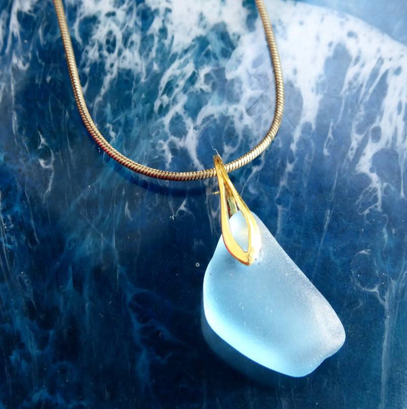 Anhänger Aus Hellblauem Seeglas | Himmelblau Mit Schlaufe Vergoldetem Silber Anhänger Aus Hellblauem Seeglas | Himmelblau Mit Schlaufe Vergoldetem Silber von meersusedesign