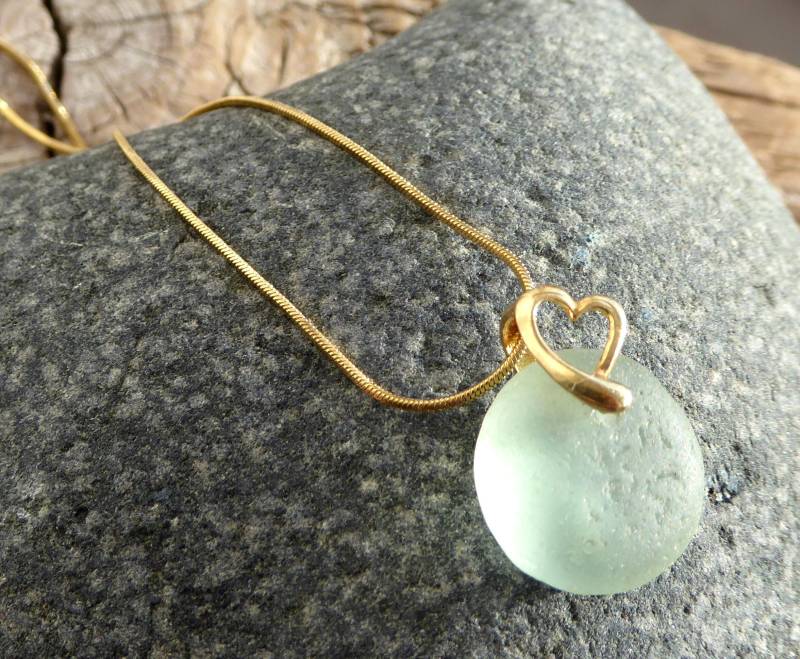 Anhänger Aus Hellem Seeglas in Seaform Mit Goldener Herzschlaufe von meersusedesign