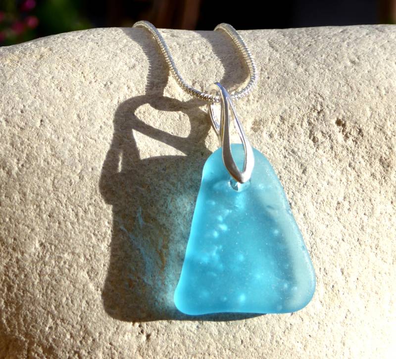 Anhänger Aus Helltürkisem Seeglas Und 925-Er Silberschlaufe Anhänger Aus Helltürkisem Seeglas Und 925-Er Silberschlaufe von meersusedesign