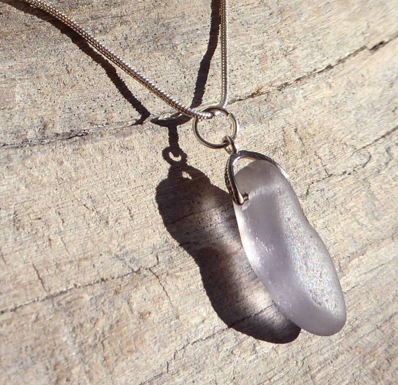 Anhänger Aus Leicht Fliederfarbenem Seeglas Und Silberfarbender Schlaufe von meersusedesign
