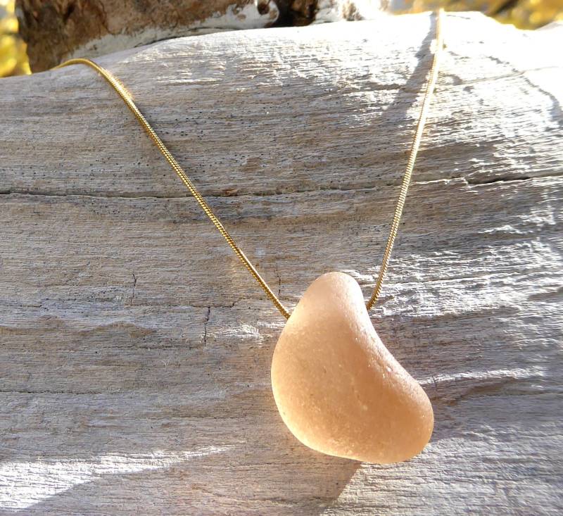 Anhänger Aus Pfirsichfarbenem Seeglas in Tropfenform von meersusedesign