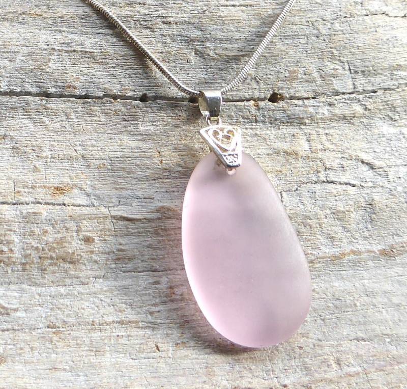 Anhänger Aus Rosafarbenem Seeglas Und Silberner Schlaufe von meersusedesign
