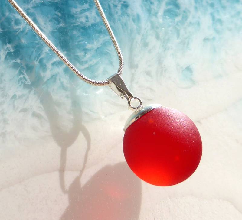 Anhänger Aus Roter Seeglaskugel Mit Silberfarbender Schlaufe von meersusedesign